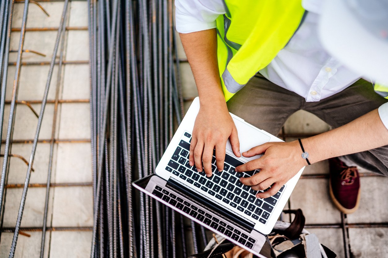 What to Look for in Construction Safety Software? How to Find the Right Construction Safety App
